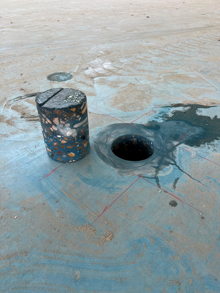 Geboorde kern voor betononderzoek Geboorde kern voor betononderzoek