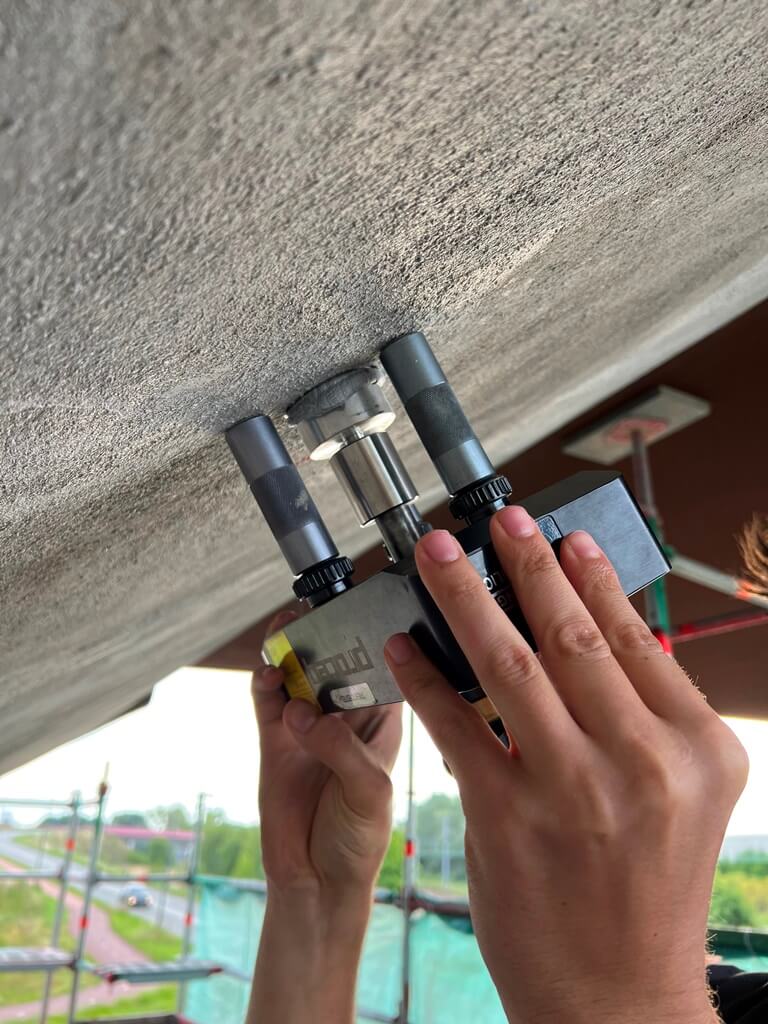 Uitvoering trekproef op beton door BETON+ Uitvoering trekproef op beton door BETON+