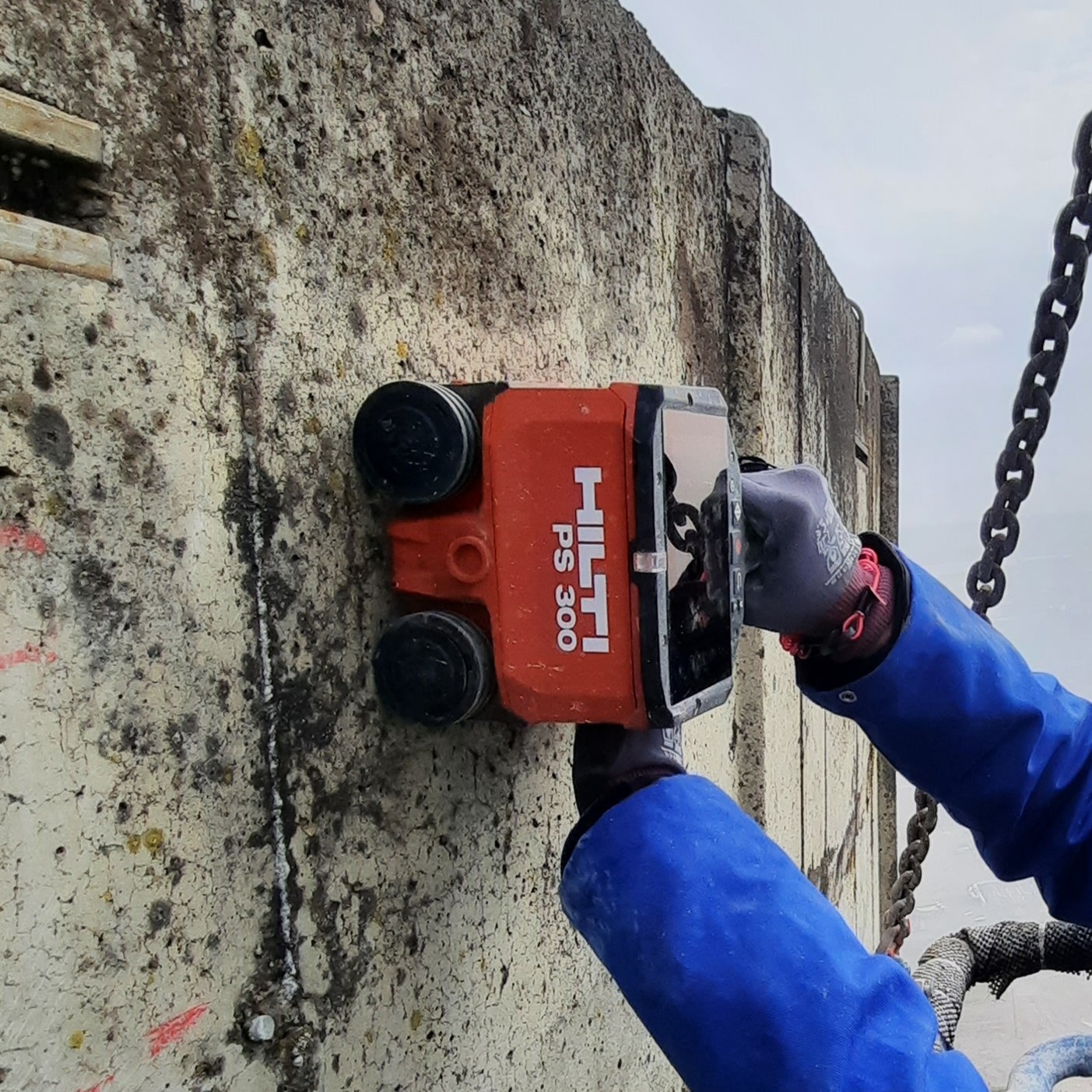 Scannen van de wapening met een elektromagnetische scanner Scannen van de wapening met een elektromagnetische scanner