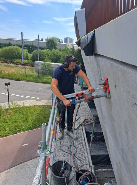 BETON+ | Natte inboring met diamantboor voor trekproef op beton BETON+ | Natte inboring met diamantboor voor trekproef op beton